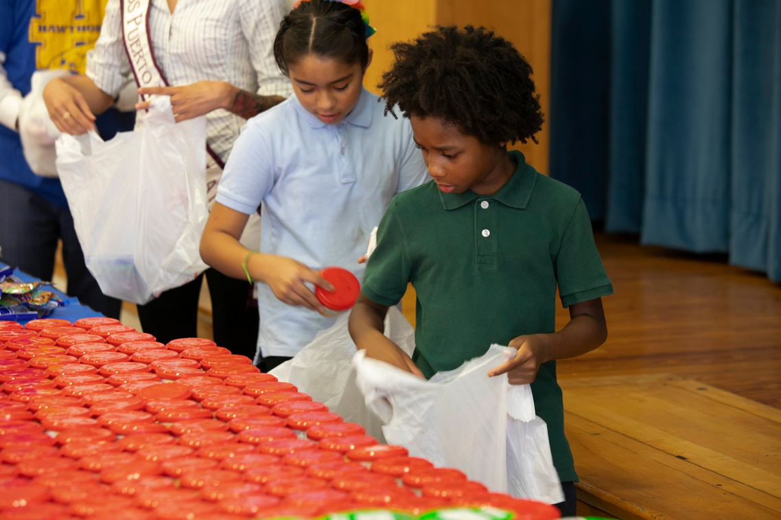 Teenagers Pack Extra Food for Kids in Louisville, Ky.